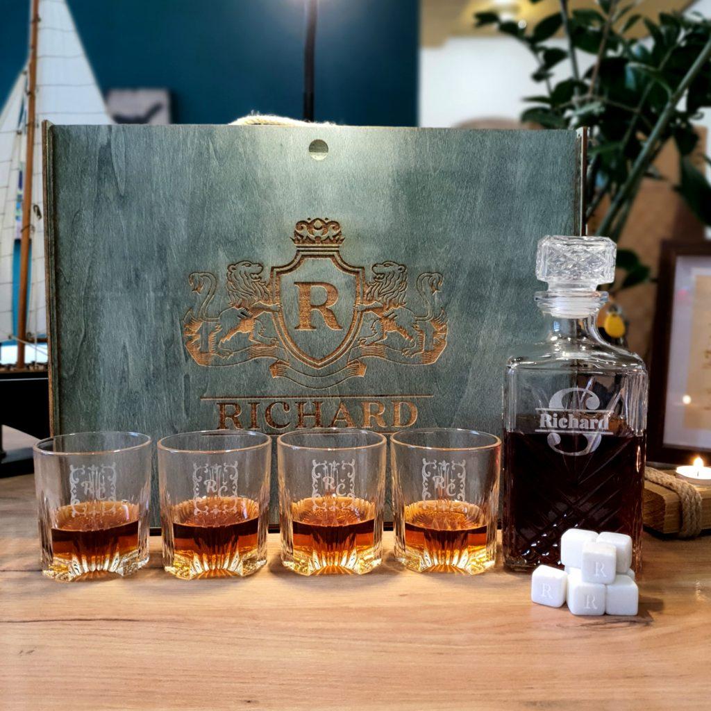Személyre szabott Clásico whisky dekantáló készlet + 4 pohár, kövek