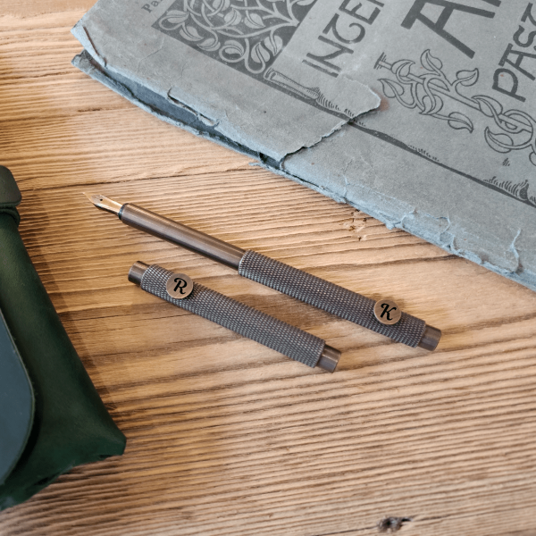 Personalizované bombičkové skládací pero InkSteel